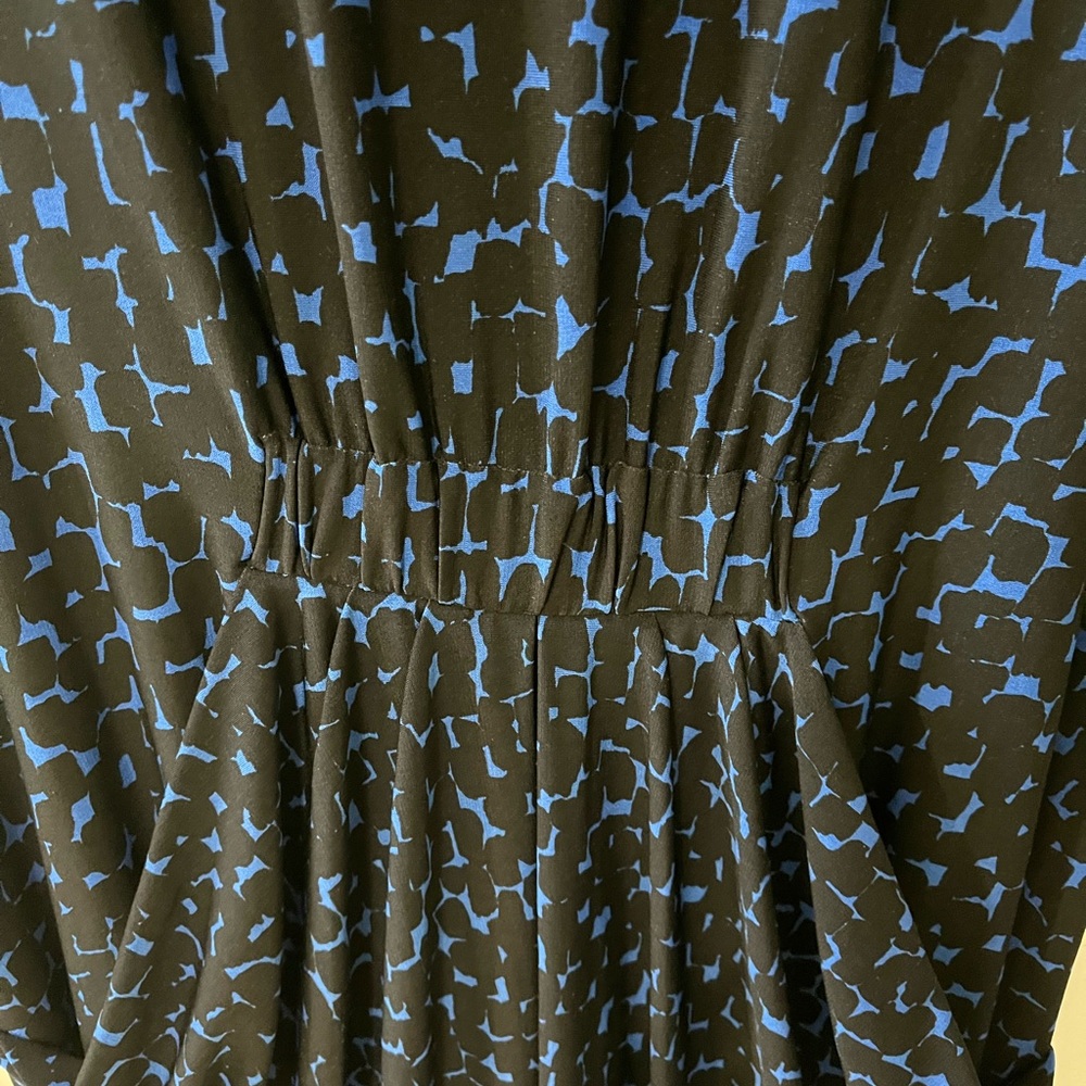 BCBG Abstract Print Fitted Dress with Accentuating Draping - size L - Picture 9 of 9